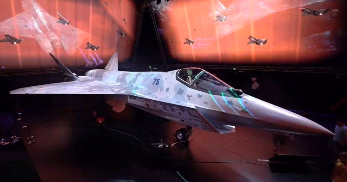 Hai loại máy bay J-10C và Su-75 đều được tối ưu hóa cho chiến đấu trong tầm nhìn, khi cả hai đều nhấn mạnh khả năng cơ động và là máy bay chiến đấu một động cơ duy nhất trên thế giới, sử dụng động cơ vectơ lực đẩy.