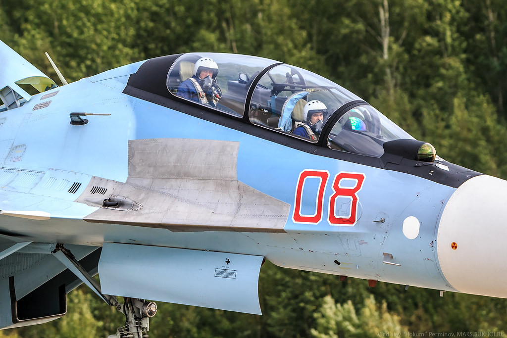 Cấu hình hai chỗ ngồi của Su-30SM, cho phép thêm một phi công điều khiển vũ khí, để san sẻ cho phi công chính trong các hoạt động chiến đấu; đây có thể là một lợi thế đáng kể, đặc biệt khi thực hiện đồng thời tiến công các mục tiêu đất đối không. 