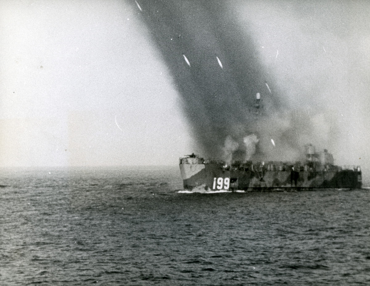 Chỉ trong vòng hai giờ, biên đội tàu của Hải quân Nhật, dưới sự dẫn dắt của chiếc Yamato đã phải hứng chịu một cuộc bắn phá không thương tiếc, từ trên không của không quân Mỹ, xuất phát từ các tàu sân bay.