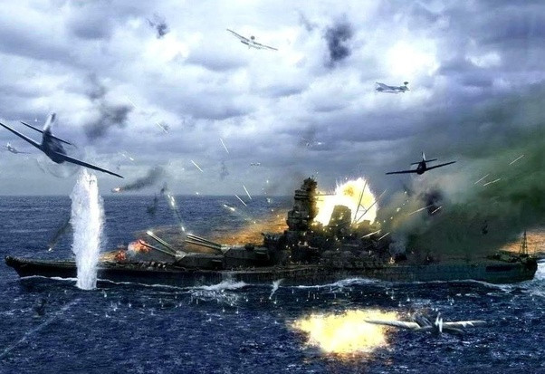 Lúc này Yamato đã nghiêng sang phải 20 độ và nước đã ngập buồng máy bên mạn phải, làm chết ba trăm thủy thủ. Vào thời điểm đó Yamato đã trúng 10 quả ngư lôi và 7 quả bom, càng bị thương nặng.