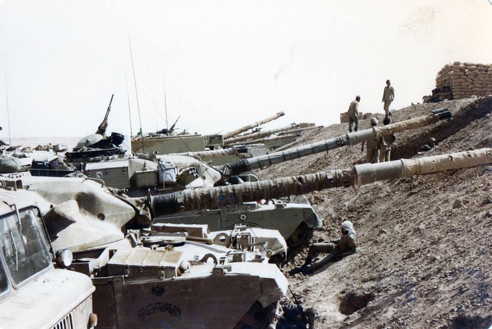 Chính vì vậy, Anh đã cố gắng bán số lượng tối đa vũ khí có thể cho Iran, trong đó loại vũ khí chủ lực mà Anh tập trung bán cho Iran xe tăng. Lúc này, việc xuất khẩu vũ khí cho Iran đặc biệt quan trọng trong việc thúc đẩy sản xuất quốc phòng của Anh.