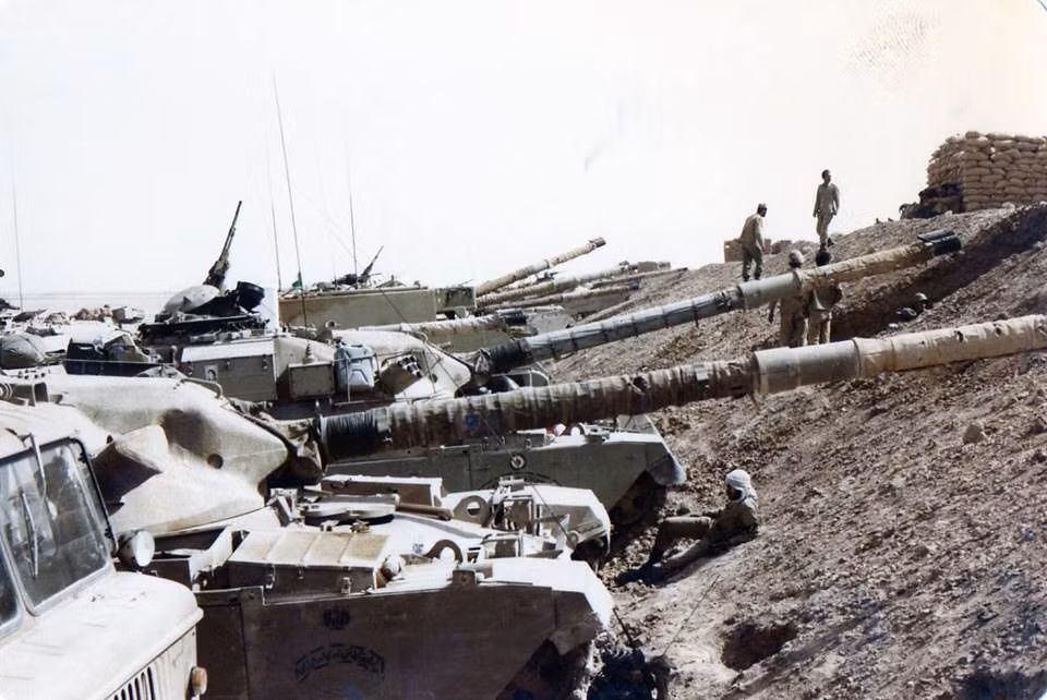 Chính vì vậy, Anh đã cố gắng bán số lượng tối đa vũ khí có thể cho Iran, trong đó loại vũ khí chủ lực mà Anh tập trung bán cho Iran xe tăng. Lúc này, việc xuất khẩu vũ khí cho Iran đặc biệt quan trọng trong việc thúc đẩy sản xuất quốc phòng của Anh.