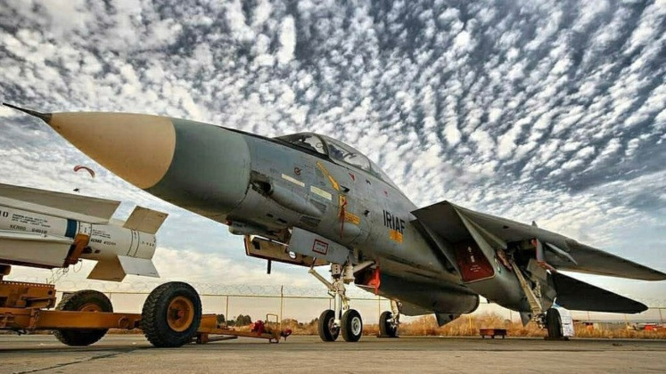 Khi đó Iran đã lên kế hoạch mua thêm 80 chiếc F-14, cùng với 300 chiếc F-16 và 250 chiếc F/A-18, đưa Iran trở thành khách hàng nước ngoài lớn nhất cho cả ba loại máy bay chiến đấu phản lực hiện đại. Đơn đặt hàng cho 160 chiếc F-16 đã được Iran ký vào năm 1979, chỉ một năm sau khi F-16 được đưa vào biên chế trong Không quân Mỹ năm 1978.