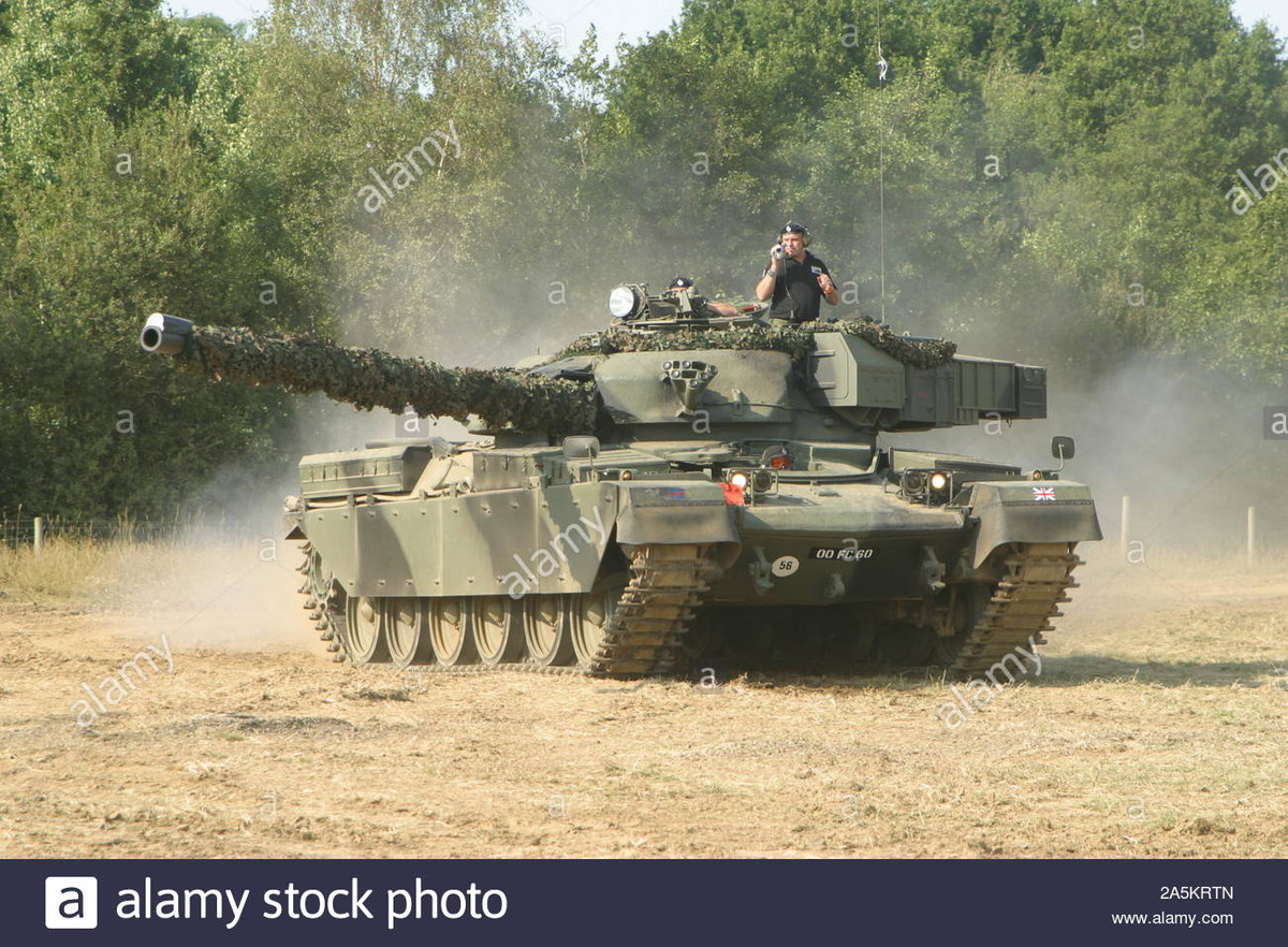 Từ sau cuộc cách mạng Hồi giáo năm 1979, cả Anh và Mỹ còn nợ Iran một lượng thiết bị đáng kể vũ khí, khí tài quân sự, đã được Iran trả tiền dưới triều đại vua Pahlavi; nhưng Iran không bao giờ được nhận.