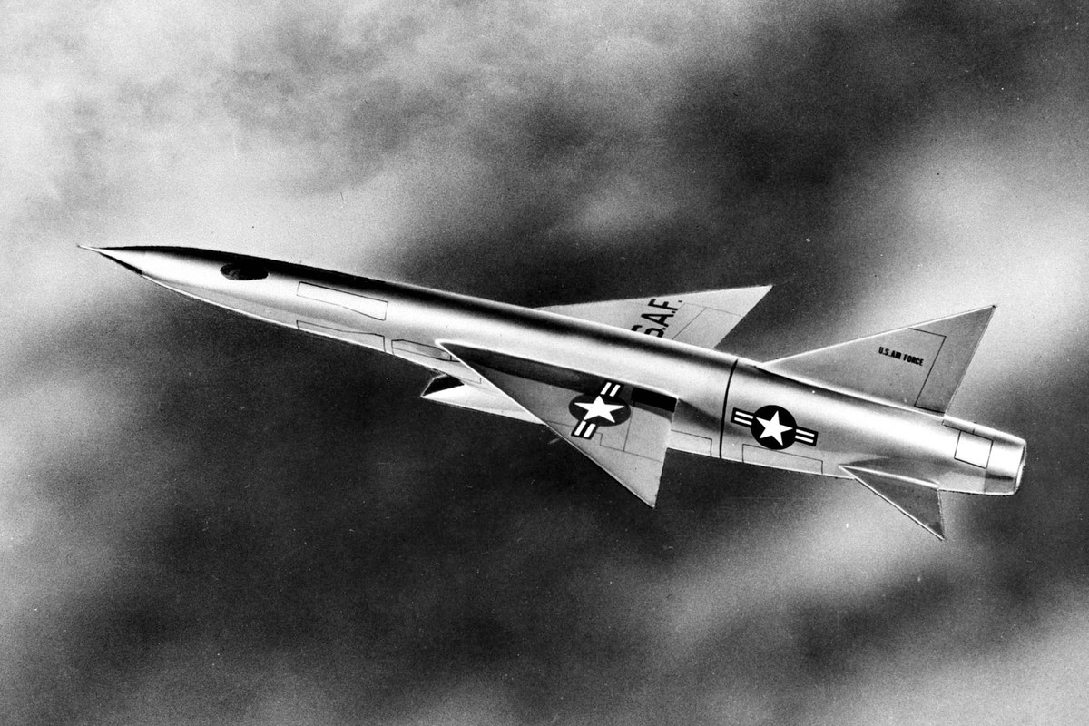 Vào tháng 6/1950, Không quân Mỹ đề xuất dự án phát triển một máy bay đánh chặn cánh tam giác có tốc độ siêu âm, để hoàn thành nhiệm vụ này. Sau khi mẫu tiêm kích Republic XF-103 với tốc độ Mach 3 quá xa thực tế và thất bại, thì mẫu Convair XF-102 đã thành công.