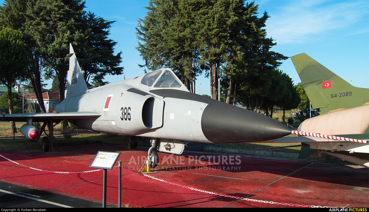 F-102 có buồng lái có hình dạng rất đặc biệt, khi sử dụng kính chắn gió phía trước giống hình nón tam giác, để giảm lực cản. Người ta nói rằng góc quan sát từ cabin máy bay chiến đấu của cả Liên Xô và Mỹ vào thời điểm đó quá nhỏ, thường sử dụng cấu trúc sử dụng nhiều khung chịu lực.