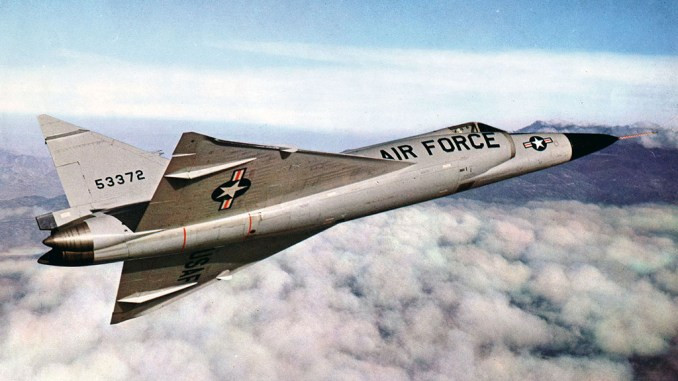 Tiêm kích đánh chặn F-102A có sải cánh 11,62 mét, dài 20,81 mét, cao 6,46 mét, trọng lượng cất cánh thông thường là 12.565 kg và trọng lượng cất cánh tối đa là 14.290 kg. Thân máy bay cấu trúc bán liền khối bằng kim loại, không có cánh nhỏ hình tam giác ở đuôi.