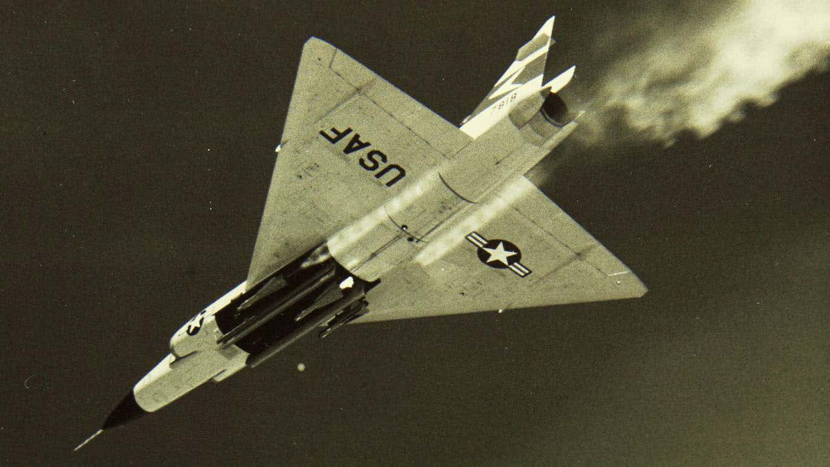 Trong 5 năm tham chiến ở Việt Nam, F-102 không đạt được thành tích gì, nhưng thường xuyên bị bắn hạ. Vào tháng 2/1968, chiếc F-102A của Phi đội đánh chặn số 509 của Không quân Mỹ, đã chạm trán với hai máy bay chiến đấu MiG-21 của KQND Việt Nam, có tốc độ cao hơn hẳn và bị bắn hạ bằng tên lửa không đối không K-13 của MiG-21. Phi công Wallace Wei cùng Trung úy Kings đã thiệt mạng.