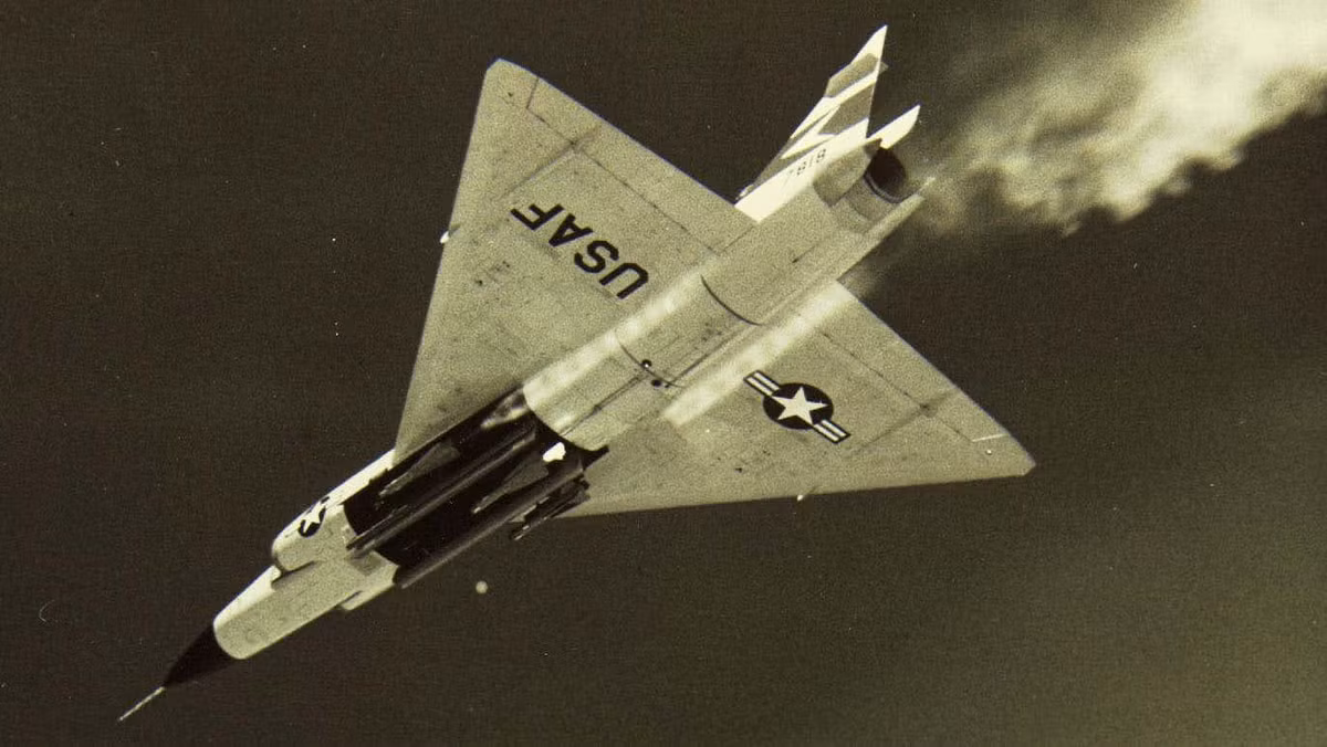 Trong 5 năm tham chiến ở Việt Nam, F-102 không đạt được thành tích gì, nhưng thường xuyên bị bắn hạ. Vào tháng 2/1968, chiếc F-102A của Phi đội đánh chặn số 509 của Không quân Mỹ, đã chạm trán với hai máy bay chiến đấu MiG-21 của KQND Việt Nam, có tốc độ cao hơn hẳn và bị bắn hạ bằng tên lửa không đối không K-13 của MiG-21. Phi công Wallace Wei cùng Trung úy Kings đã thiệt mạng.