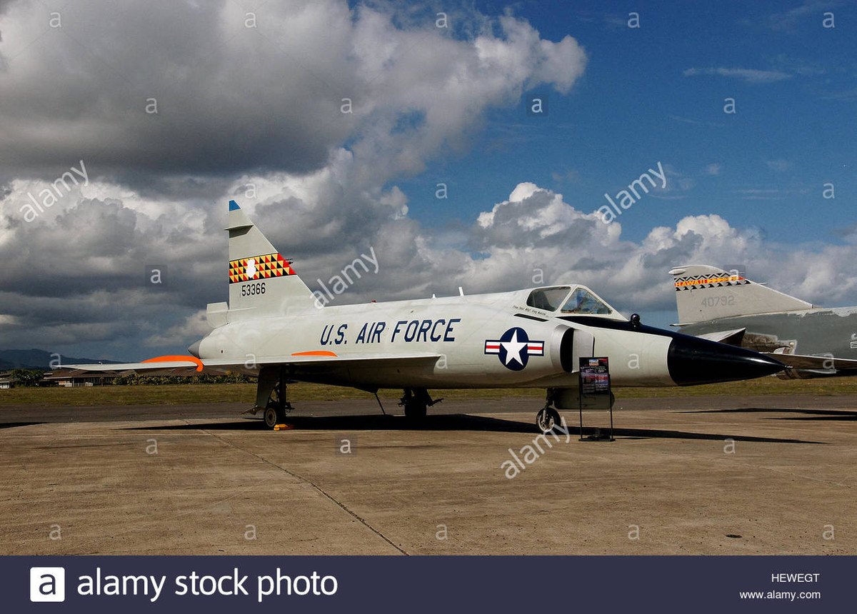 Mặc dù Convair XF-102 đã thành công, nhưng những mẫu F-102 ban đầu thậm chí không vượt được qua rào cản âm thanh; chỉ sau khi có những sửa đổi lớn về hình dáng khí động học, nó mới đạt được tiêu chuẩn thiết kế.