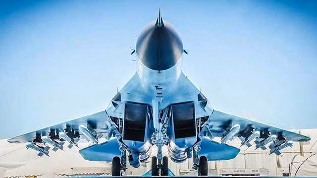 Ngoài ra tên lửa không đối không R-77 và R-27ER của MiG-29 cho phép máy bay này vượt trội hơn các máy bay chiến đấu F-15 và F-16 của Israel triển khai. Dự kiến trong thời gian tới, không quân Ai Cập sẽ tiếp tục được bổ sung, bởi các lô máy bay chiến đấu hạng trung MiG-35 hiện đại của Nga. Nguồn ảnh: Pinterest. 