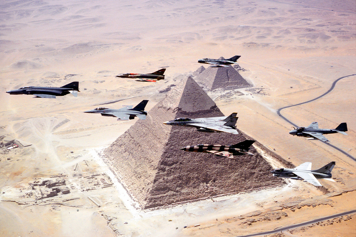 Vị thế của không quân Ai Cập so với các nước láng giềng, như Saudi Arabi, Israel và Algeria, đã giảm đáng kể từ những năm 1980, khi quốc gia này hầu như chỉ dựa vào vũ khí từ Mỹ, trong khi đó Mỹ cũng hạn chế việc cung cấp những vũ khí tiên tiến cho Ai Cập. 