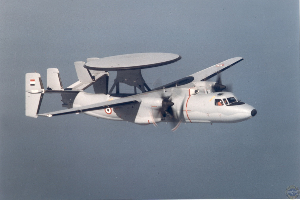 Thứ hai là máy bay cảnh báo sớm E-2 Hawkeye, hệ thống kiểm soát và cảnh báo sớm trên không E-2 Hawkeye, có khả năng theo dõi hàng trăm máy bay một lúc, đồng thời có thể cung cấp thông tin chính xác về vị trí của đối phương, trực tiếp hỗ trợ cho các tên lửa nhanh chóng tiêu diệt kẻ địch.