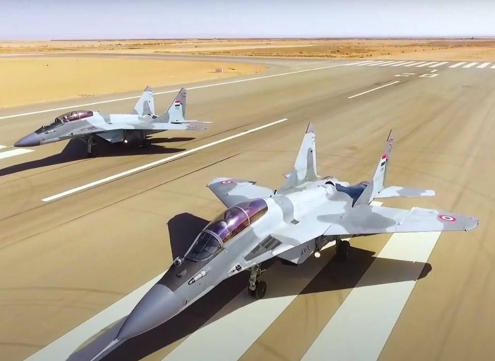 Tiếp theo là tiêm kích Su-35, là một loại máy bay chiến đấu chiếm ưu thế trên không hạng nặng, có khả năng đối đầu với các máy bay chiến đấu F-15 Eagles của Israel. 