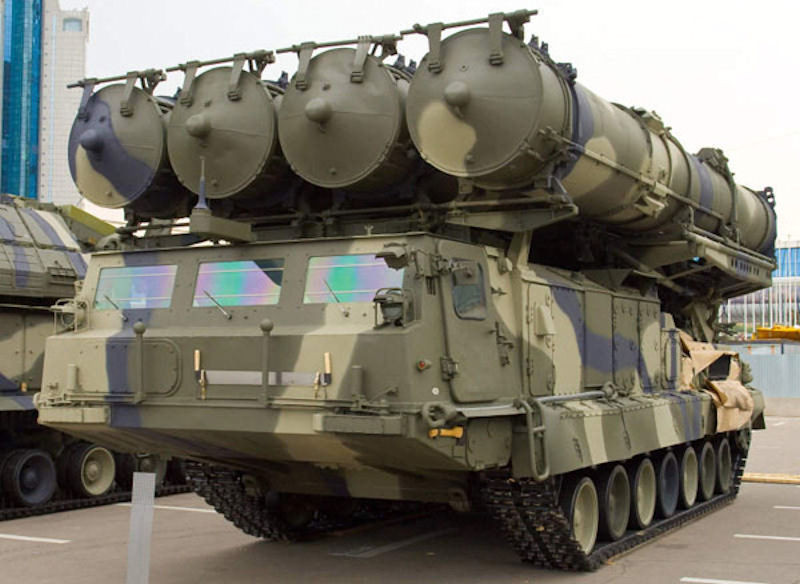 Đầu tiên là tên lửa S-300V4, quân đội Ai Cập đã đặt hàng hệ thống tên lửa đất đối không tầm xa S-300V4 vào năm 2013 cùng với các hệ thống tên lửa tầm trung BuK-M2 và Tor-M2 tầm ngắn bổ sung. S-300V4 được đánh giá là nền tảng tiên tiến, được tích hợp nhiều công nghệ tương tự như hệ thống S-400. 