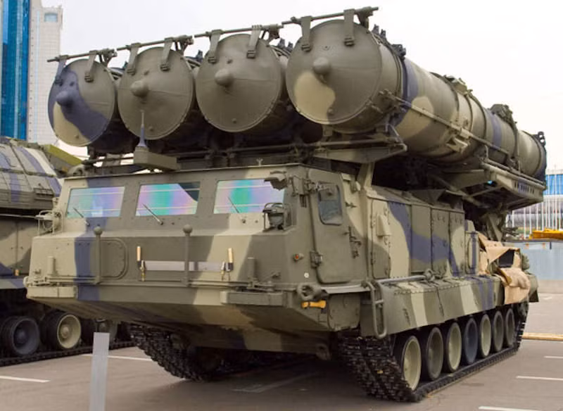 Đầu tiên là tên lửa S-300V4, quân đội Ai Cập đã đặt hàng hệ thống tên lửa đất đối không tầm xa S-300V4 vào năm 2013 cùng với các hệ thống tên lửa tầm trung BuK-M2 và Tor-M2 tầm ngắn bổ sung. S-300V4 được đánh giá là nền tảng tiên tiến, được tích hợp nhiều công nghệ tương tự như hệ thống S-400. 