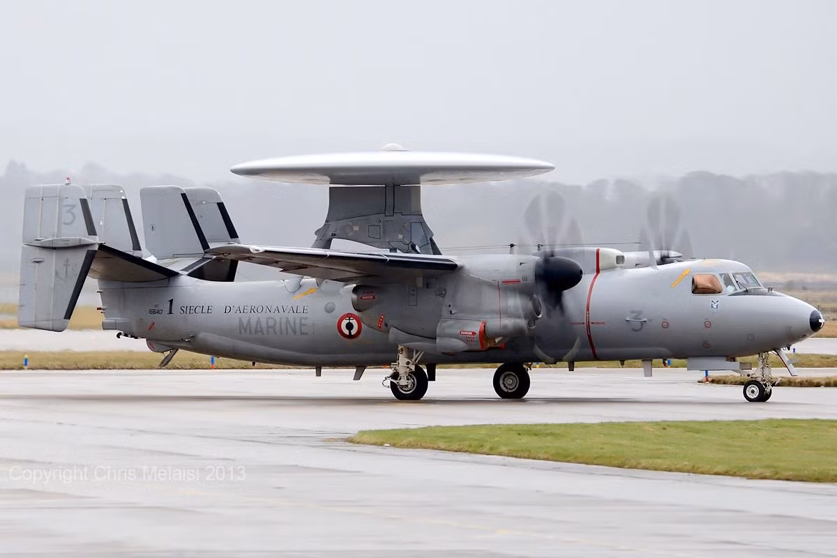 E-2 Hawkeye cũng có khả năng dẫn đường cho các tên lửa, từ máy bay chiến đấu F-16, Mirage 2000 và Rafale tới mục tiêu trong tầm bắn. E-2 Hawkeye vẫn đóng vai trò quan trọng trong lực lượng không quân của Ai Cập, mặc dù không quân nước này chuyển sang phụ thuộc nhiều hơn vào máy bay chiến đấu của Nga. 