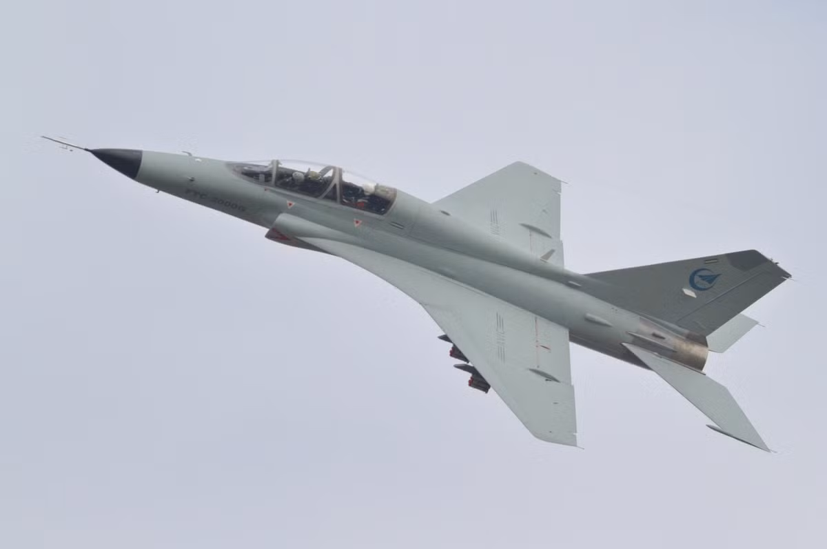Cùng với JF-17, một phiên bản "giống" J-7 và MiG-21 hơn là tiêm kích/ huấn luyện JL-9, cũng sử dụng thiết kế cửa hút gió hai bên gốc cánh chính. Máy bay vẫn giữ được khả năng chiến đấu của máy bay thế hệ thứ tư và có chuyến bay đầu tiên vào năm 2003.
