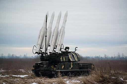 Ukraine quá thiếu các vũ đánh chặn trong phạm vi ngắn hơn, để bổ sung cho các tầng trong mạng lưới phòng không của họ. Hiện loại tên lửa S-125 đã bị cho loại biên, nên chỉ còn lại BuK-M1, làm tăng đáng kể nguy cơ bị áp đảo của tên lửa hành trình tầm xa. 