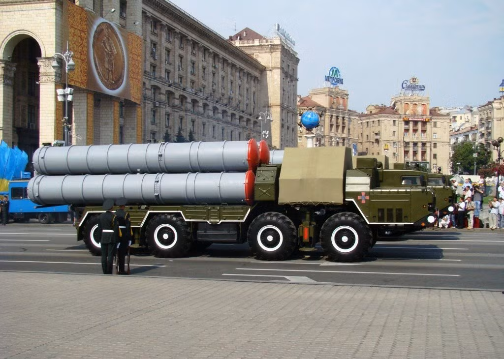 Mặc dù các hệ thống phòng không mà Ukraine đang sở hữu, đã bị Nga cho loại biên từ lâu. Các biến thể P, PT và PS của S-300 chỉ có tầm bắn dưới 100km và không thể đánh chặn hiệu quả các loại vũ khí có khả năng bay bám địa hình, như tên lửa hành trình Kalibr của Hải quân Nga.