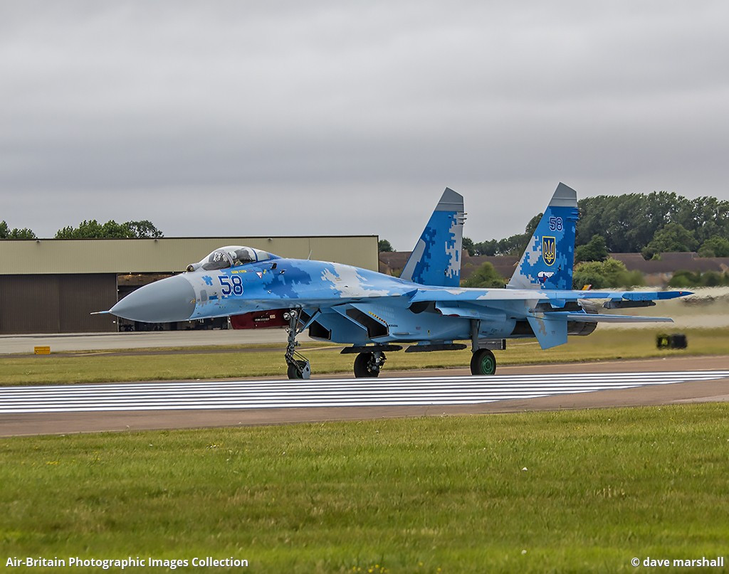 Hiện lực lượng Không quân Ukraine có chiến đấu cơ Su-27 là loại hiện đại nhất; tuy nhiên Ukraine lại thiếu vũ khí không đối không tầm xa, có khả năng dẫn đường tiên tiến, hay những vũ khí dẫn đường theo kiểu "bắn-quên" như R-27ER hoặc R-77 của Nga. Do vậy Su-27 của Ucraina, dễ biến thành bia tập bắn cho máy bay Nga.