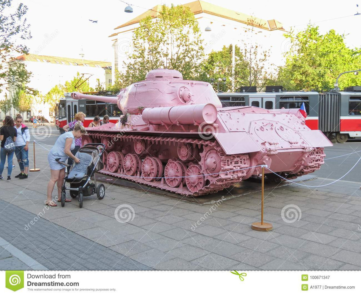 Nhưng một số thành viên của quốc hội cho rằng việc làm cho chiếc xe tăng màu hồng là biểu tượng của hòa bình, cho rằng đây là một ý kiến hay. Cuối cùng, chính quyền Séc đã quyết định trả lại màu hồng, cho chiếc xe tăng T-34 biểu tượng hòa bình này.