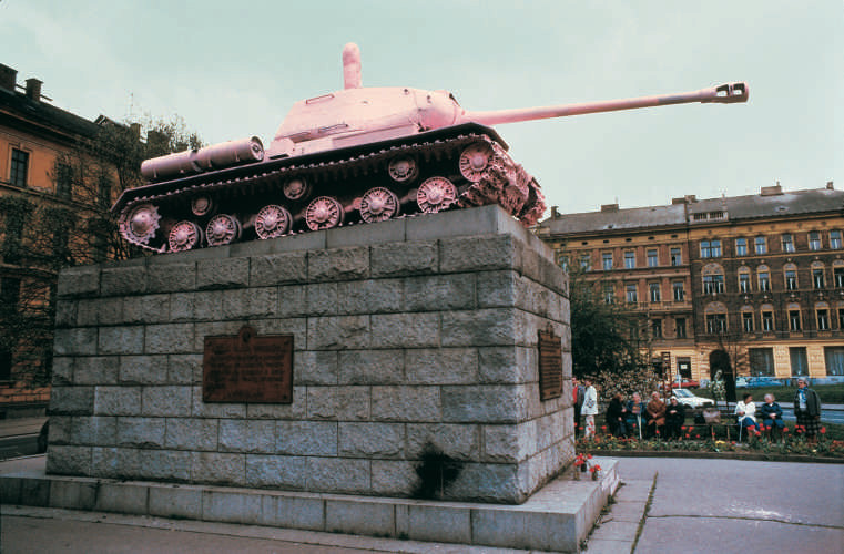 Theo truyền thông địa phương, lệnh ân xá vũ khí của Séc bắt đầu vào cuối tháng giêng và sẽ kéo dài đến cuối tháng bảy, nhằm mục đích hợp pháp hóa những vũ khí người dân nước này đang sở hữu nhưng chưa có giấy tờ. Nguồn ảnh: Pinterest.