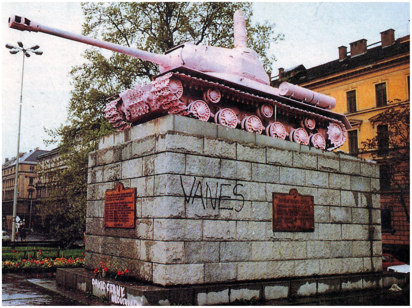 Ngoài chiếc xe tăng T-34 màu hồng kể trên, Séc cũng nổi tiếng với một chiếc xe tăng màu hồng khác, vẫn là sản phẩm của David Cerny. Đó là chiếc xe tăng hạng nặng IS-2 màu hồng do nghệ sĩ Cerny vẽ, trưng bày trong Bảo tàng Kỹ thuật Quân sự ở Lesany, Cộng hòa Séc.