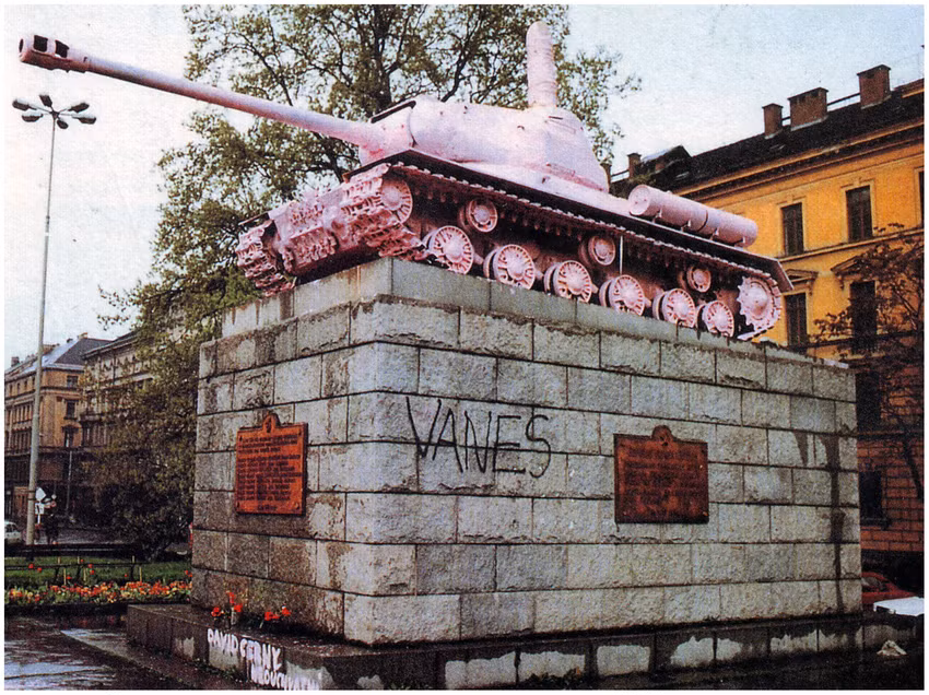 Ngoài chiếc xe tăng T-34 màu hồng kể trên, Séc cũng nổi tiếng với một chiếc xe tăng màu hồng khác, vẫn là sản phẩm của David Cerny. Đó là chiếc xe tăng hạng nặng IS-2 màu hồng do nghệ sĩ Cerny vẽ, trưng bày trong Bảo tàng Kỹ thuật Quân sự ở Lesany, Cộng hòa Séc.