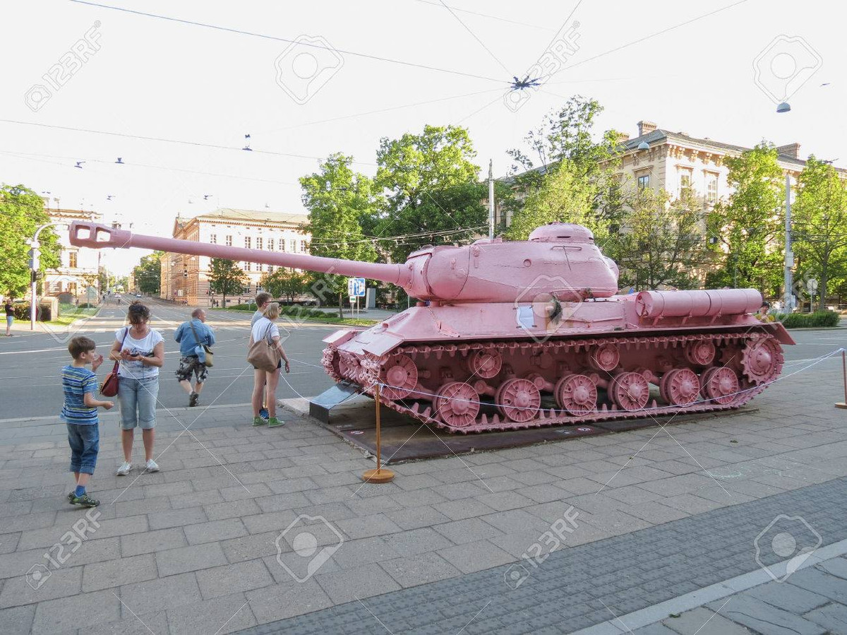 Kể từ đó, những chiếc xe tăng chủ lực, hay pháo tự hành được sơn màu hồng, đã trở thành biểu tượng của sự phản chiến, của hòa bình tại Séc.