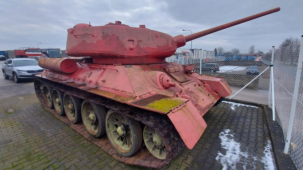 Các sĩ quan cảnh sát ở Cộng hòa Séc đã không khỏi sửng sốt, sau khi một người đàn ông địa phương giao nộp một chiếc xe tăng hạng trung T-34 màu hồng của Liên Xô và một khẩu pháo tự hành SD-100 trong khuôn khổ lệnh ân xá vũ khí của nước này.