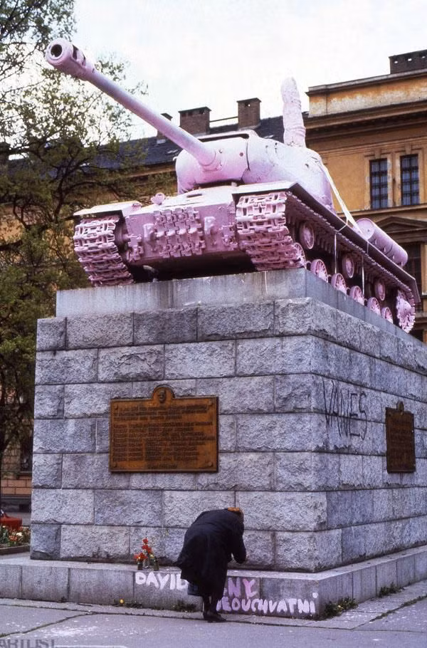Xe tăng hạng nặng của Liên Xô IS-2 có số hiệu 23, từng là Đài tưởng niệm các kíp xe tăng Liên Xô ở Praha, Tiệp Khắc. Nó đã được sinh viên mỹ thuật David Cerny và bạn bè sơn màu hồng vào năm 1991 và sau đó được chuyển đến bảo tàng.