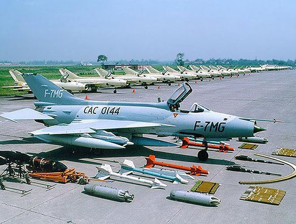 Với một radar cơ bản, bộ thiết bị điện tử tiên tiến vừa phải, cùng khả năng phóng tên lửa phòng không tầm trung (MRAAM) và một số tính năng khác; dưới sự hỗ trợ của máy bay tác chiến điện tử như Y-8, J-7 có thể hỗ trợ các máy bay chiến đấu tiên tiến hơn, như đánh chặn máy bay chiến đấu của đối phương.