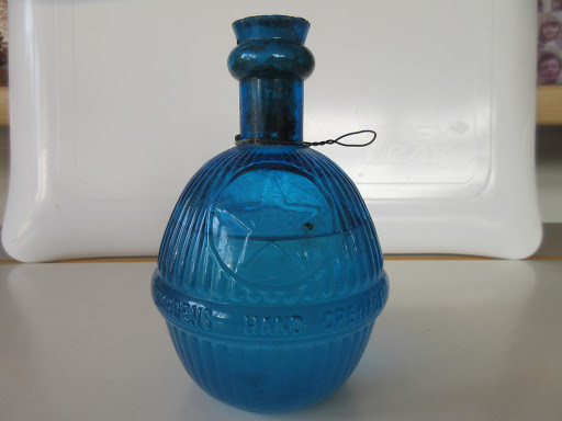 Thông thường, những quả lựu đạn Harden được cắm bằng nút chặn và có một móc gắn vào cổ, cho phép treo những bình chữa cháy lên tường. Những quả lựu, được sản xuất ở Chicago, được phân biệt bởi vẻ ngoài rất tươi sáng, giống như chai nước hoa có cổ, làm bằng thủy tinh màu xanh và có hình ngôi sao nổi trên vỏ.