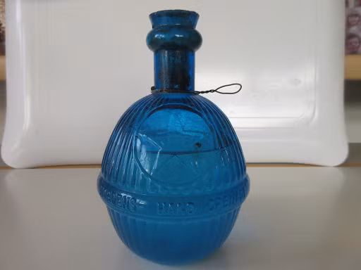 Thông thường, những quả lựu đạn Harden được cắm bằng nút chặn và có một móc gắn vào cổ, cho phép treo những bình chữa cháy lên tường. Những quả lựu, được sản xuất ở Chicago, được phân biệt bởi vẻ ngoài rất tươi sáng, giống như chai nước hoa có cổ, làm bằng thủy tinh màu xanh và có hình ngôi sao nổi trên vỏ.