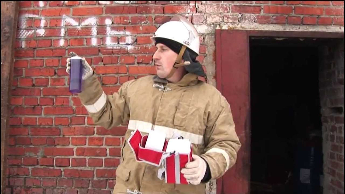 Một lợi ích khác của lựu đạn lửa, do dễ sử dụng, chúng có thể được sử dụng bởi mọi người ở mọi lứa tuổi. Ưu điểm là trọng lượng nhẹ, kích thước nhỏ gọn. Lựu đạn chữa cháy hiện đại phổ biến nhất hiện nay là Rescuer-01 (SAT119). Lựu đạn này chứa thành phần hóa học đặc biệt và hóa chất có tác dụng trung hòa lửa. 