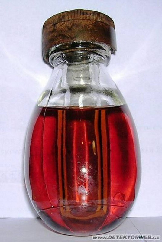 Hơn nữa, chất này cực độc và nguy hiểm cho con người. Do đó, để bảo đảm an toàn hơn, các nhà sản xuất đã thay thế hỗn hợp cacbon tetraclorua bằng dung dịch muối hợp chất. Mặc dù, các đặc tính chữa cháy của thiết bị đã giảm độ hiệu quả. Nhưng nó đã giảm được nguy cơ tử vong do sử dụng các phương tiện dập lửa. 