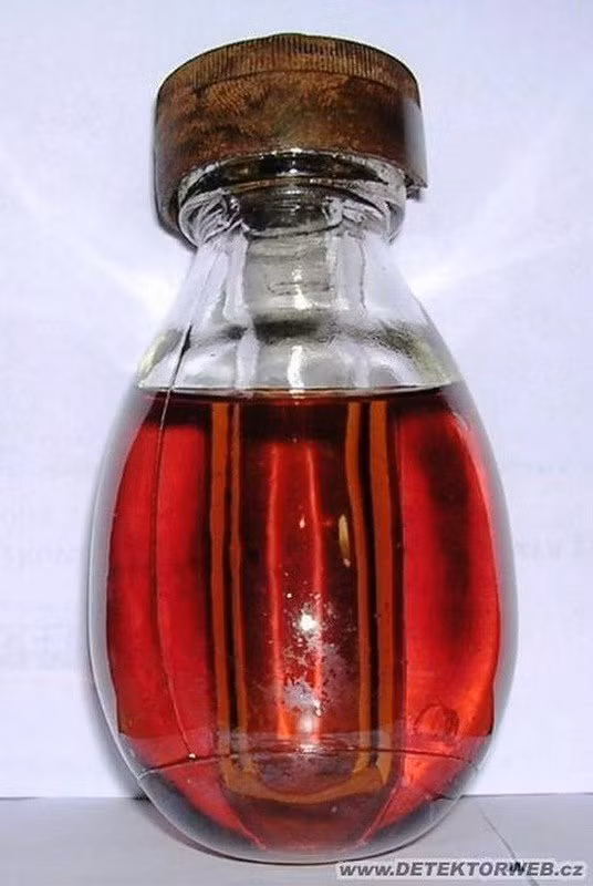 Hơn nữa, chất này cực độc và nguy hiểm cho con người. Do đó, để bảo đảm an toàn hơn, các nhà sản xuất đã thay thế hỗn hợp cacbon tetraclorua bằng dung dịch muối hợp chất. Mặc dù, các đặc tính chữa cháy của thiết bị đã giảm độ hiệu quả. Nhưng nó đã giảm được nguy cơ tử vong do sử dụng các phương tiện dập lửa. 