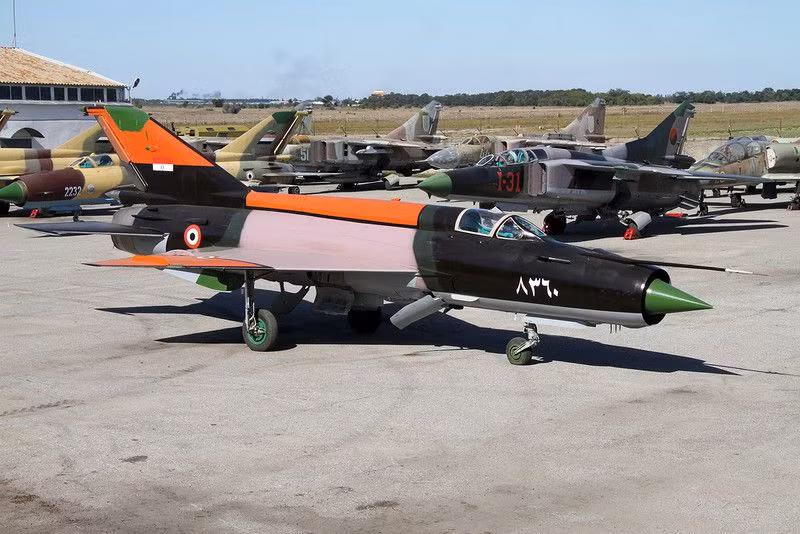 Ngay từ năm 1961, Mossad đã phát hiện ra việc Liên Xô bí mật cung cấp một số chiến đấu cơ MiG-21 cho Iraq, Ai Cập và Syria; điều này trực tiếp gây ra sự mất cân bằng sức mạnh chiến đấu trên không cho Không quân Israel.