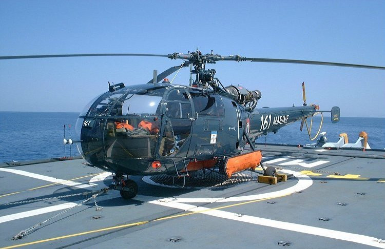 Về Alouette III, đây là trực thăng một một động cơ, tương đối phổ biến với hơn 2.000 chiếc từng được chế tạo. Alouette III, được sử dụng để thực hiện các nhiệm vụ như quan sát trên không, chụp ảnh, cứu hộ, liên lạc, vận tải và huấn luyện; nó cũng có thể được trang bị tên lửa chống tăng, ngư lôi chống tàu và pháo cố định. 