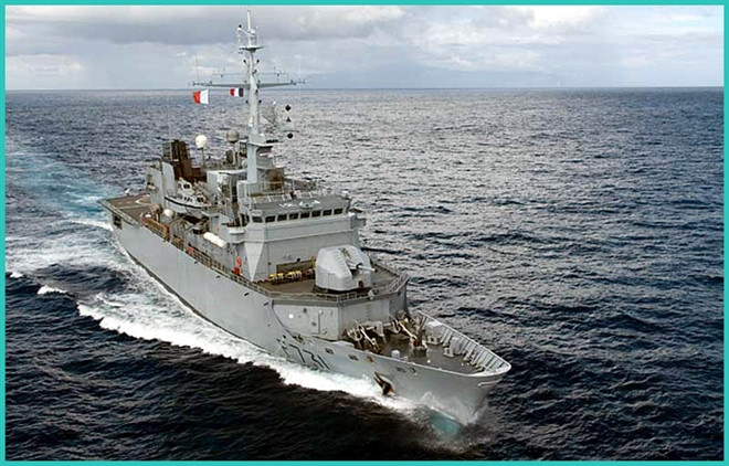 Tàu chiến này cần sửa một máy bay trực thăng trên chiến hạm. Với sự giúp đỡ của Việt Nam, đã mời được các kỹ sư từ Pháp sang và lên tàu để sửa chiếc trực thăng, loại trực thăng gặp sự cố là Alouette III.