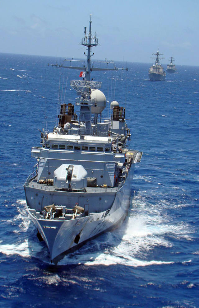 Tàu được trang bị hải pháo 100 mm CADAM, với hệ thống điều khiển hỏa lực Najir ở phía trước và hai khẩu pháo 20 mm nằm trên đỉnh của cấu trúc thượng tầng phía sau. Con tàu được trang bị radar DRBV-21C, cùng với hệ thống đánh chặn thông tin liên lạc ARBG-1A, hệ thống giám sát điện tử bằng radar CSF ARBR 16A và hai hệ thống mồi nhử Dagaie. 