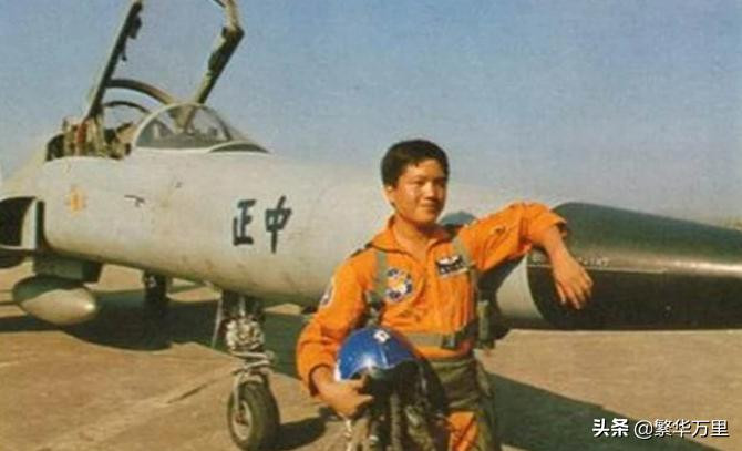 Vụ đào tẩu đầu tiên sử dụng máy bay chiến đấu F-5 xảy ra vào ngày 8/8/1981, là loại biến thể hai chỗ ngồi. Phi công, thiếu tá Không quân Trung Hoa Dân Quốc Hoàng Chí Thành, được giao nhiệm vụ thực hiện một cuộc kiểm tra bay đối với học viên của mình.