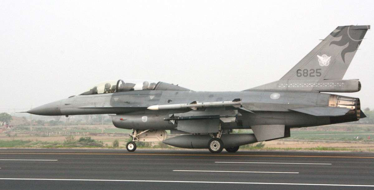 Đây cũng có thể coi là lý do, khiến Mỹ từ chối việc bán máy bay chiến đấu tiên tiến cho hòn đảo này. Thương vụ F-35 bị từ chối khiến đảo Đài Loan buộc phải mua những chiếc chiến đấu cơ F-16 kém hiện đại hơn. Nguồn ảnh: Pinterest.