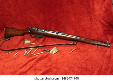 SMLE MkIII được giới thiệu lần đầu vào năm 1907, cùng với lưỡi lê kiểu 1907. Ưu điểm chính của SMLE MkIII là hộp tiếp đạn 10 viên có thể tháo rời, tốc độ bắn từ 20-30 phát mỗi phút.