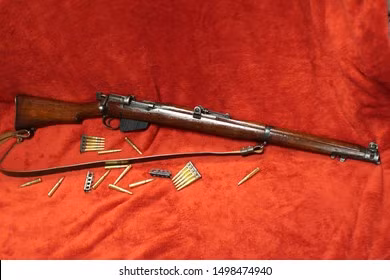 SMLE MkIII được giới thiệu lần đầu vào năm 1907, cùng với lưỡi lê kiểu 1907. Ưu điểm chính của SMLE MkIII là hộp tiếp đạn 10 viên có thể tháo rời, tốc độ bắn từ 20-30 phát mỗi phút.