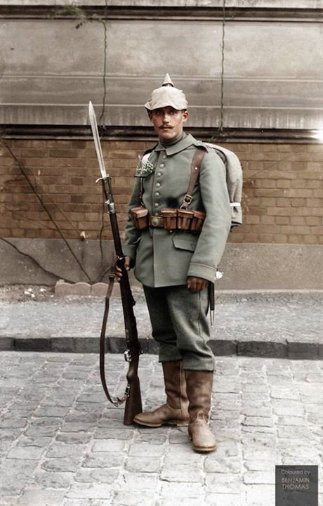 Tuy nhiên, cũng như các loại súng trường khác của Pháp cùng thời, Lebel không có cơ cấu an toàn bằng tay; vì vậy ngoại trừ khi tham chiến, Lebel chỉ được mang theo 9 viên đạn.