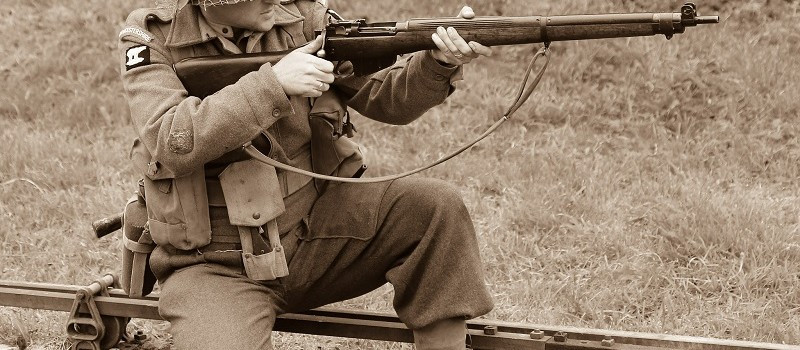 Tầm bắn hiệu quả là năm trăm mét và tầm bắn tối đa của nó là hai mươi bảy trăm mét. SMLE MkIII vẫn còn được sử dụng khi Chiến tranh Thế giới thứ hai bùng nổ và là một phiên bản đơn giản hóa là khẩu MkI số 4, vẫn còn được sử dụng trong Chiến tranh Lạnh.