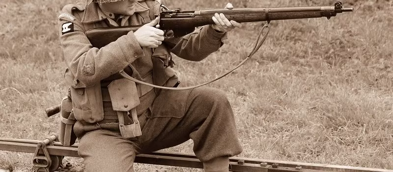 Tầm bắn hiệu quả là năm trăm mét và tầm bắn tối đa của nó là hai mươi bảy trăm mét. SMLE MkIII vẫn còn được sử dụng khi Chiến tranh Thế giới thứ hai bùng nổ và là một phiên bản đơn giản hóa là khẩu MkI số 4, vẫn còn được sử dụng trong Chiến tranh Lạnh.