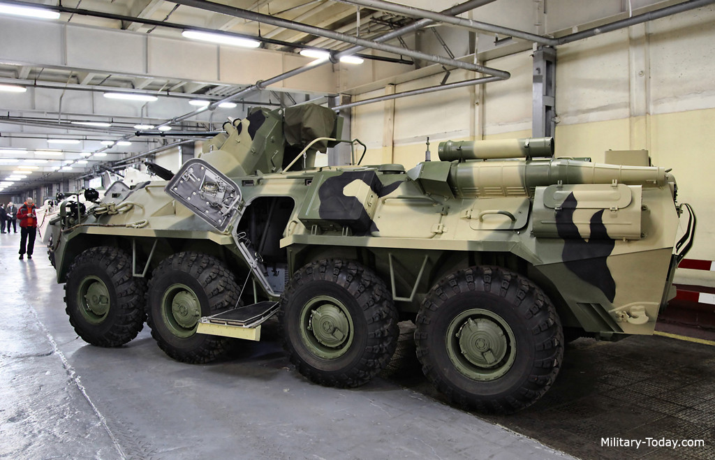 Giáp của xe BTR-82A được làm từ vật liệu tổng hợp nhiều lớp Kevlar để bảo vệ khỏi tên lửa chống tăng. Sàn được gia cố với nhiều lớp bảo vệ chống lại các thiết bị nổ tiên tiến (IED) và các loại mìn. Các lớp lót spall bên trong áo giáp xe cũng bảo vệ kíp lái và binh lính, hạn chế chấn thương khi có vụ nổ.